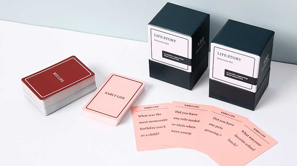 linen-finish-playing-cards-close-up